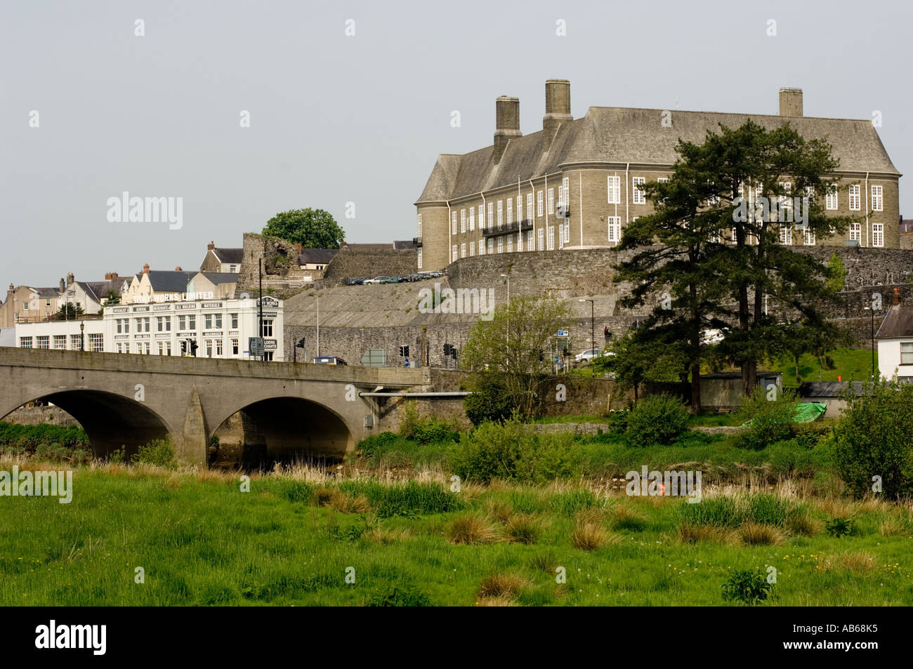 Ponte sul Fiume Towy in Carmarthen con HQ uffici di Carmarthenshire County Council in background Wales UK Foto Stock