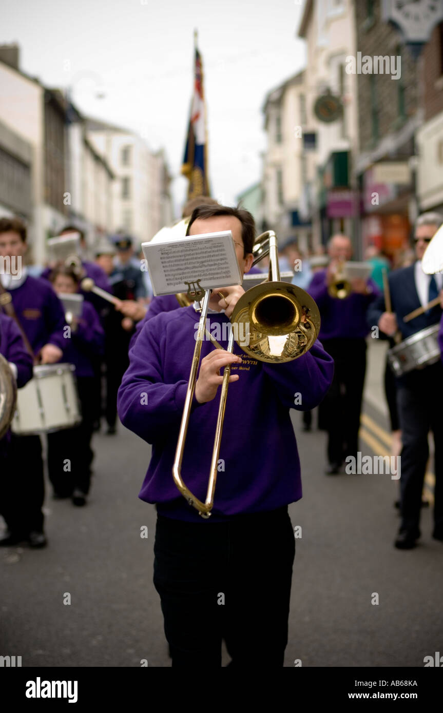 Trombone player Aberystwyth fascia argento in sindaco di domenica processione attraverso le strade di Aberystwyth, Ceredigion nel Galles Foto Stock