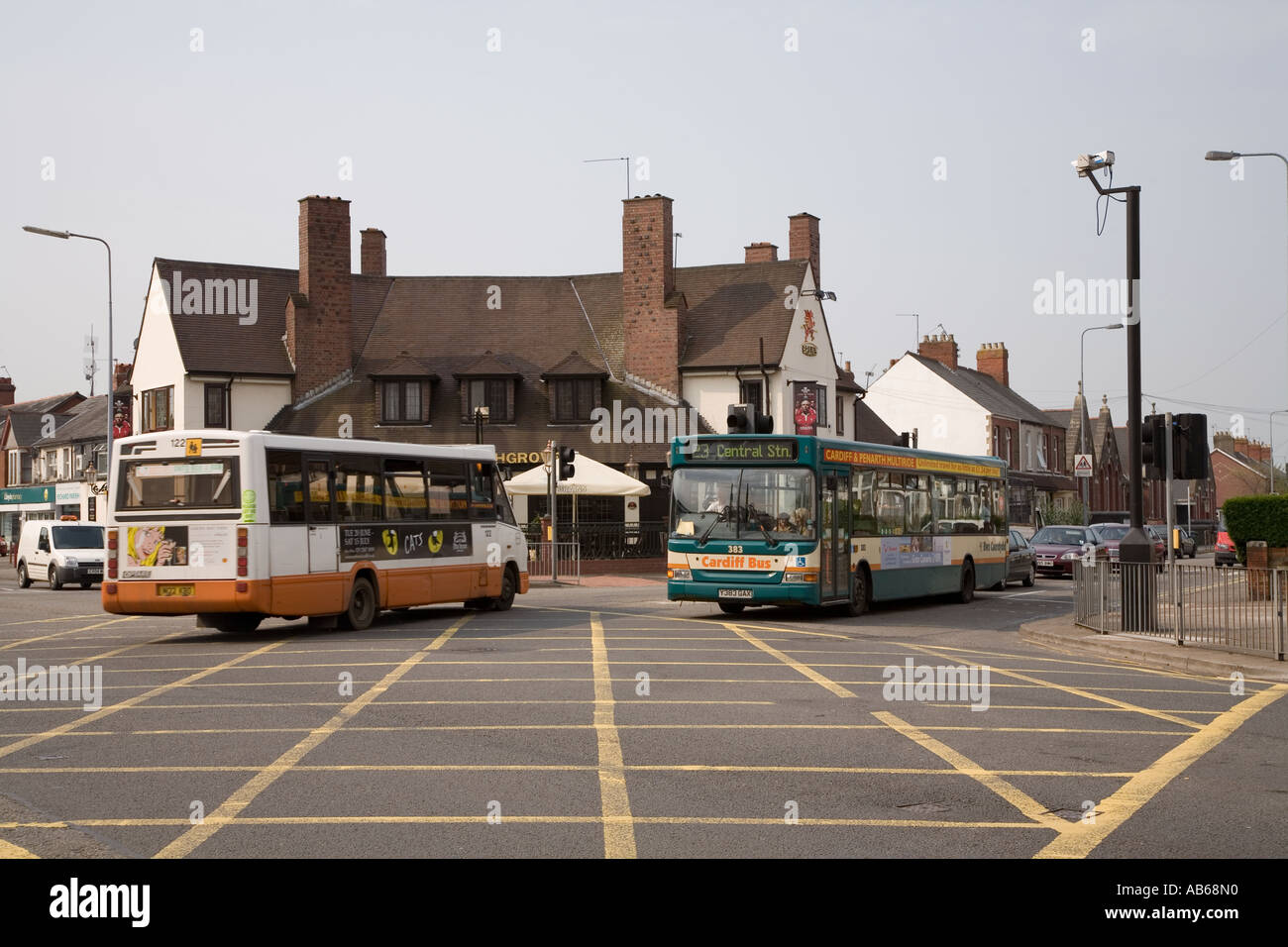 Due autobus in corrispondenza di un incrocio molto trafficato incrocio con giallo non immettere scatola Cardiff Wales UK Foto Stock