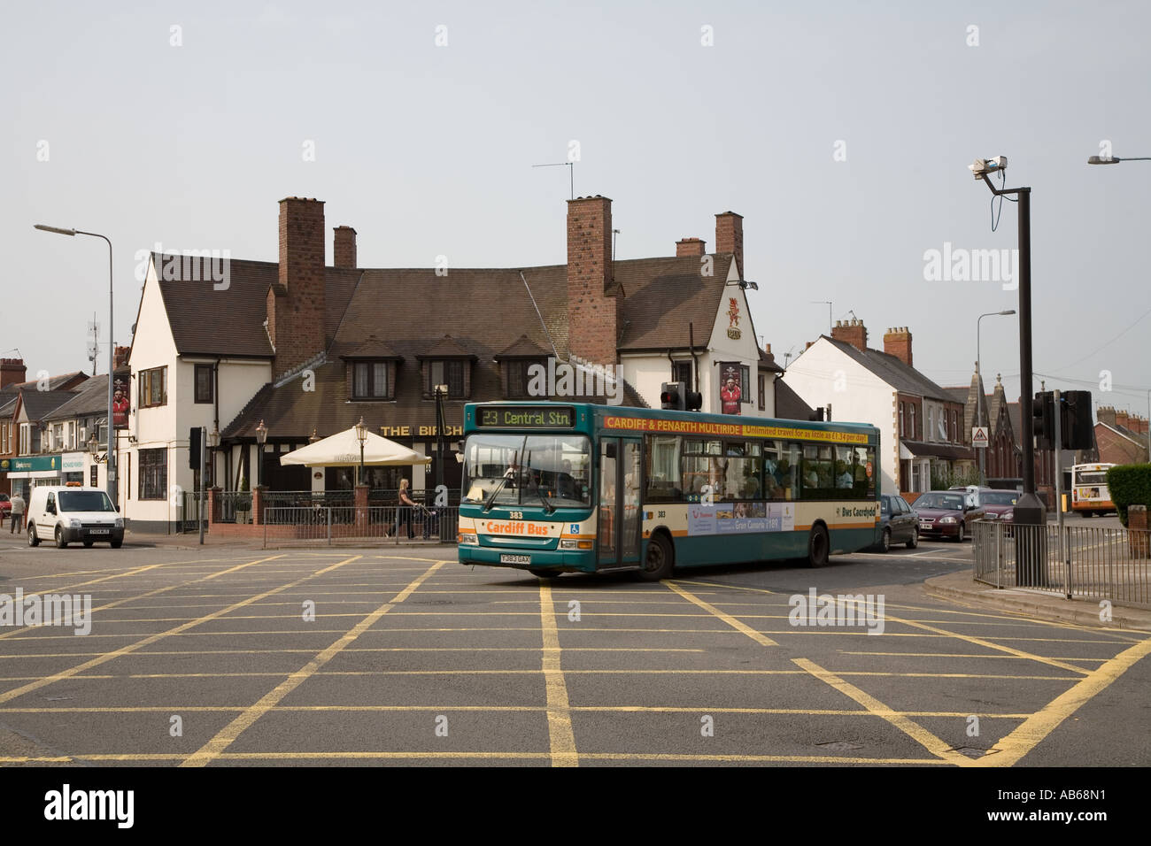 I mezzi di trasporto pubblico bus ad un incrocio molto trafficato incrocio con giallo non immettere scatola Cardiff Wales UK Foto Stock