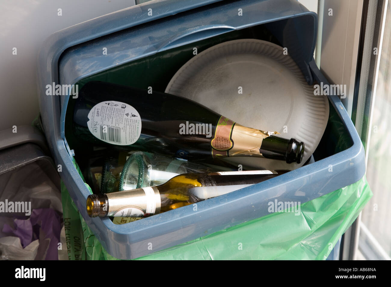 Le bottiglie e i rifiuti di cucina mescolati in bin e quindi non adatti per il riciclaggio Wales UK Foto Stock