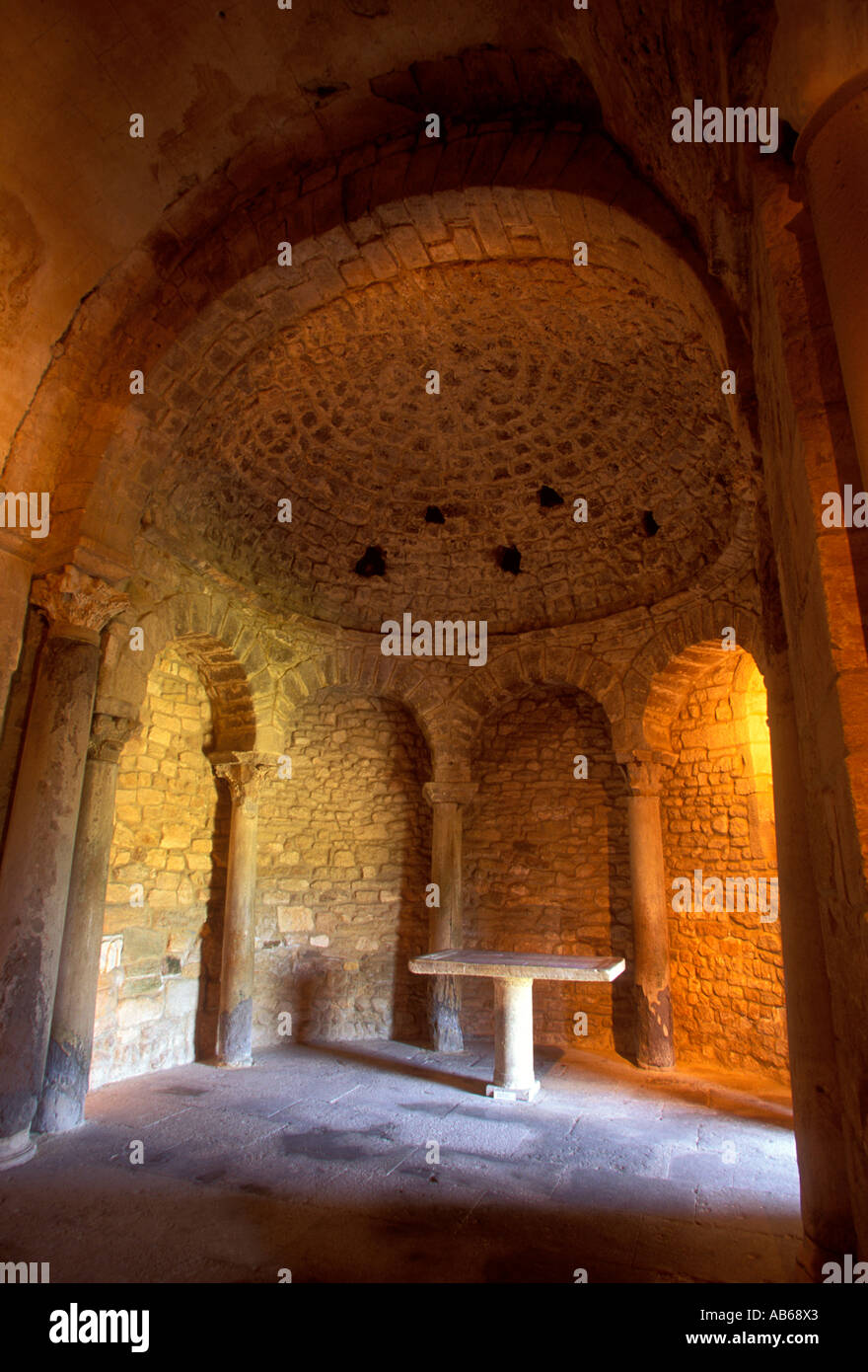 Roundhouse, interno del Battistero, Battistero, Medieval Hilltop Village, villaggio sulla collina, Venasque Vaucluse Provence, Francia Foto Stock