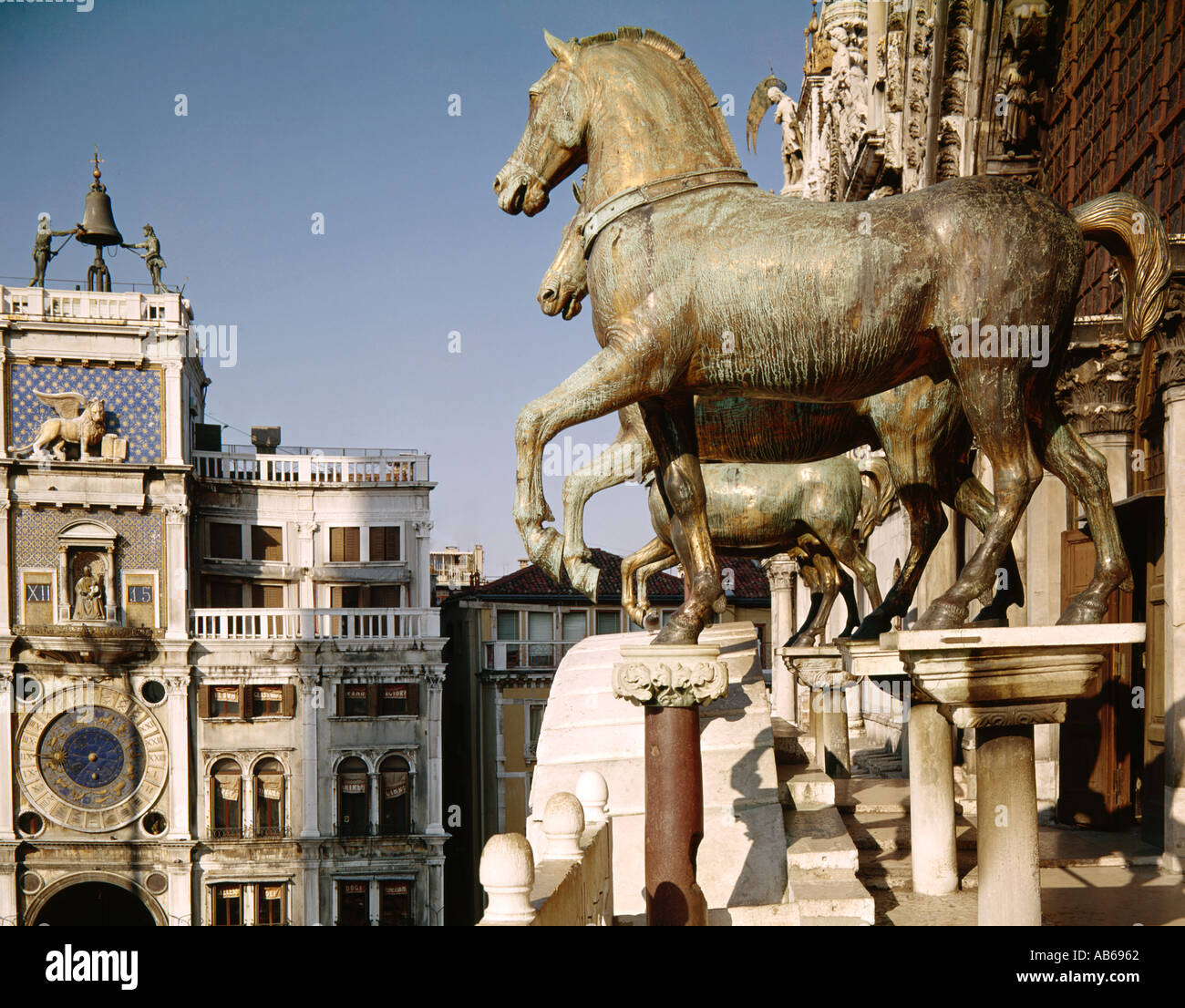 Quattro cavalli di bronzo decorano la Cattedrale di San Marco a Venezia Italia Foto Stock