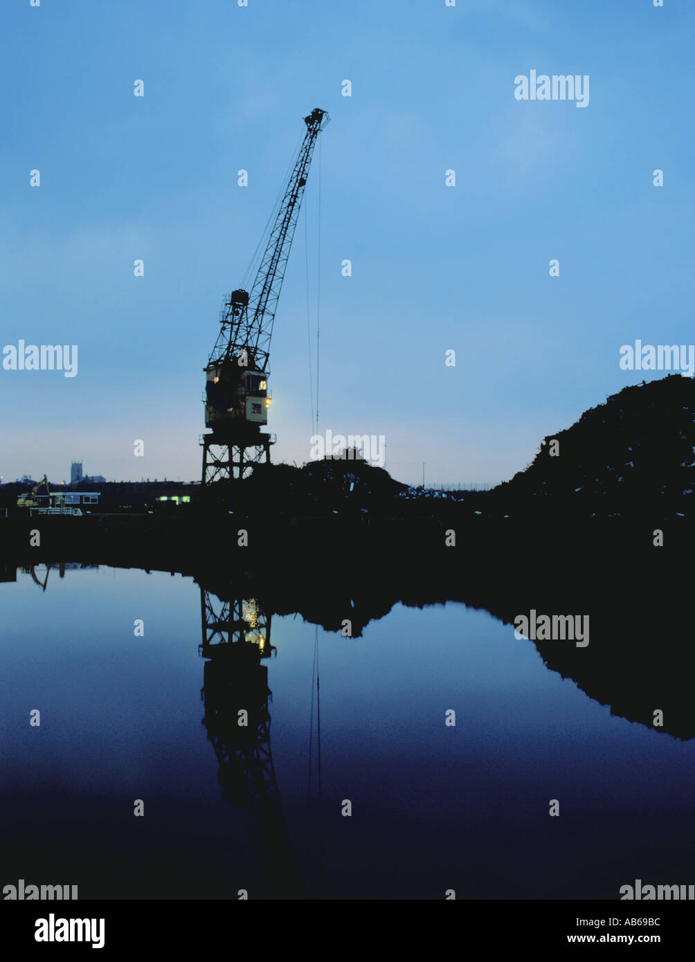 Silhouette solitaria di gru di banchina all'alba, Hartlepool Docks, Hartlepool, Cleveland, Inghilterra, Regno Unito. Foto Stock