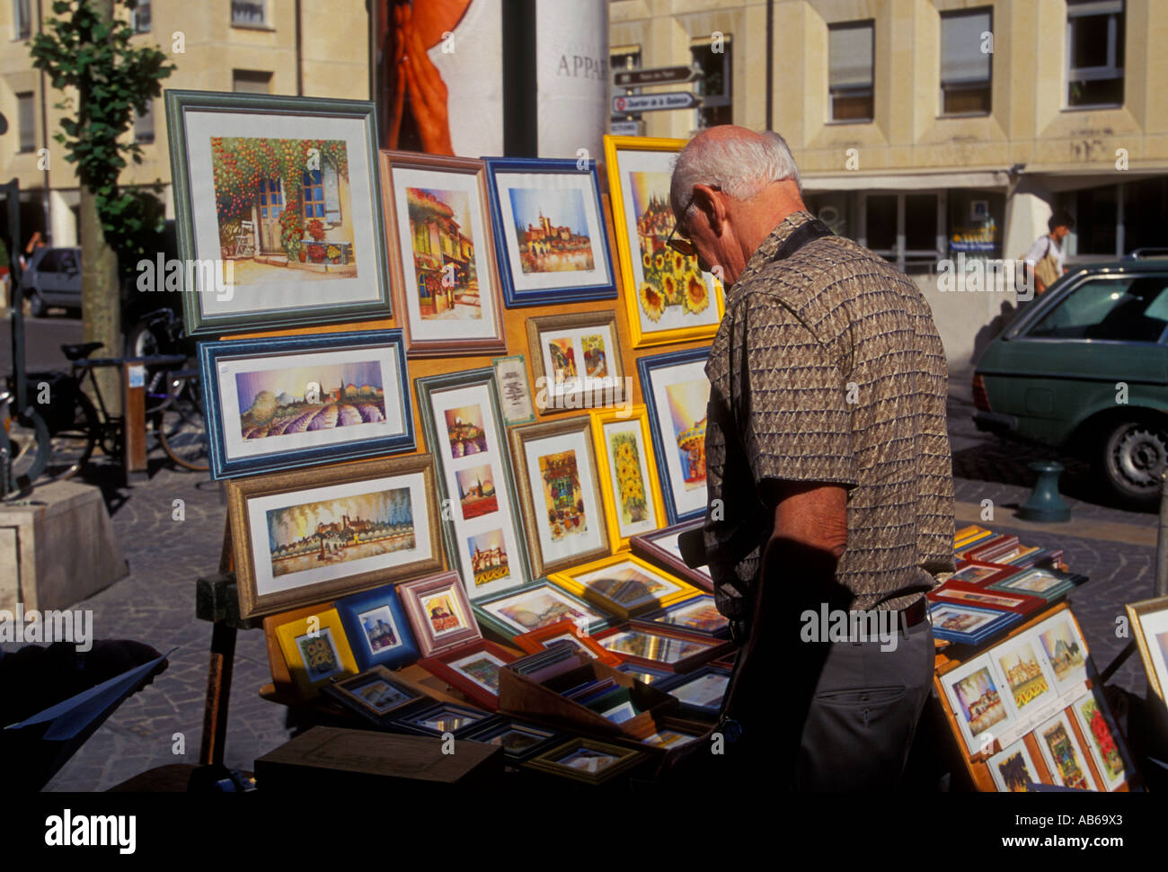 1, uno, francese, francese uomo, uomo adulto, turistico, guardando a dipinti, arte fiera, la città di Avignone, Avignone, Provence, Francia Foto Stock