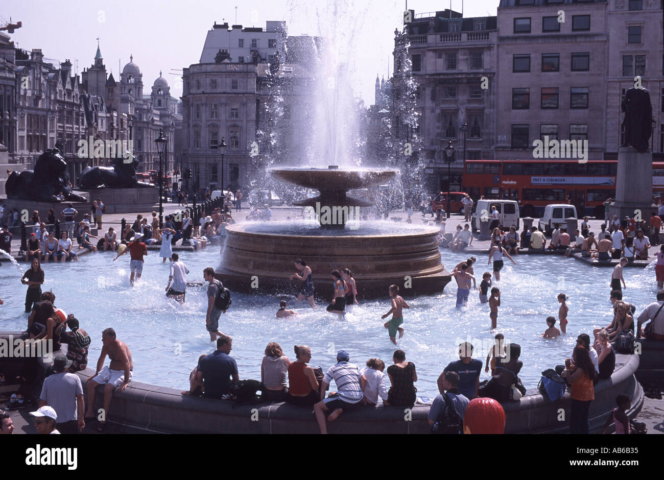 Estate del 2003 nuoto nelle fontane in Trafalgar Square Londra Foto Stock