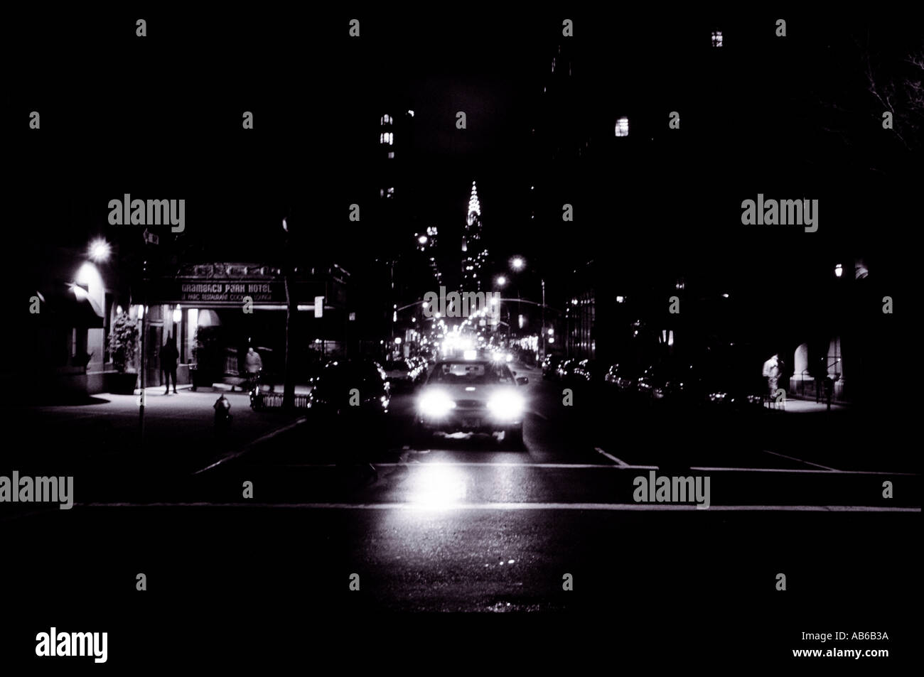 Taxi durante la notte con le luci di strada Chrysler Building e il Gramercy Park Hotel di New York City STATI UNITI D'AMERICA Foto Stock