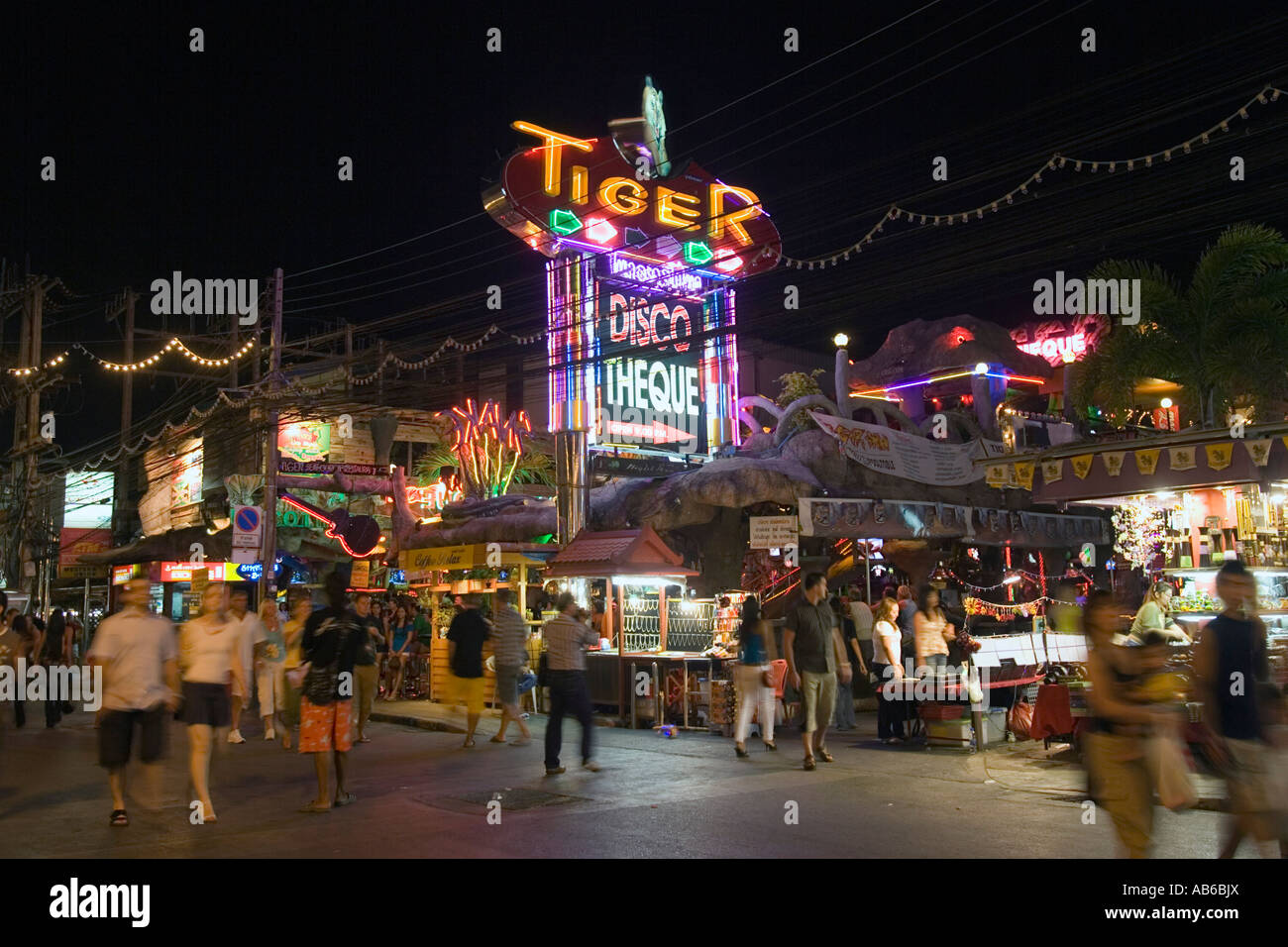 Notte tempo per passeggiare orge beach bar negozi discoteca insegne al neon Patong Beach Thailandia Foto Stock