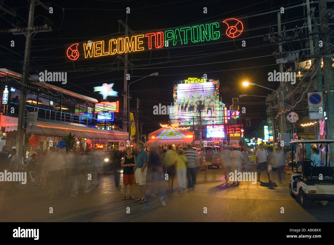 Notte tempo per passeggiare orge beach bar negozi Benvenuto a Patong accesa segno della Thailandia Foto Stock