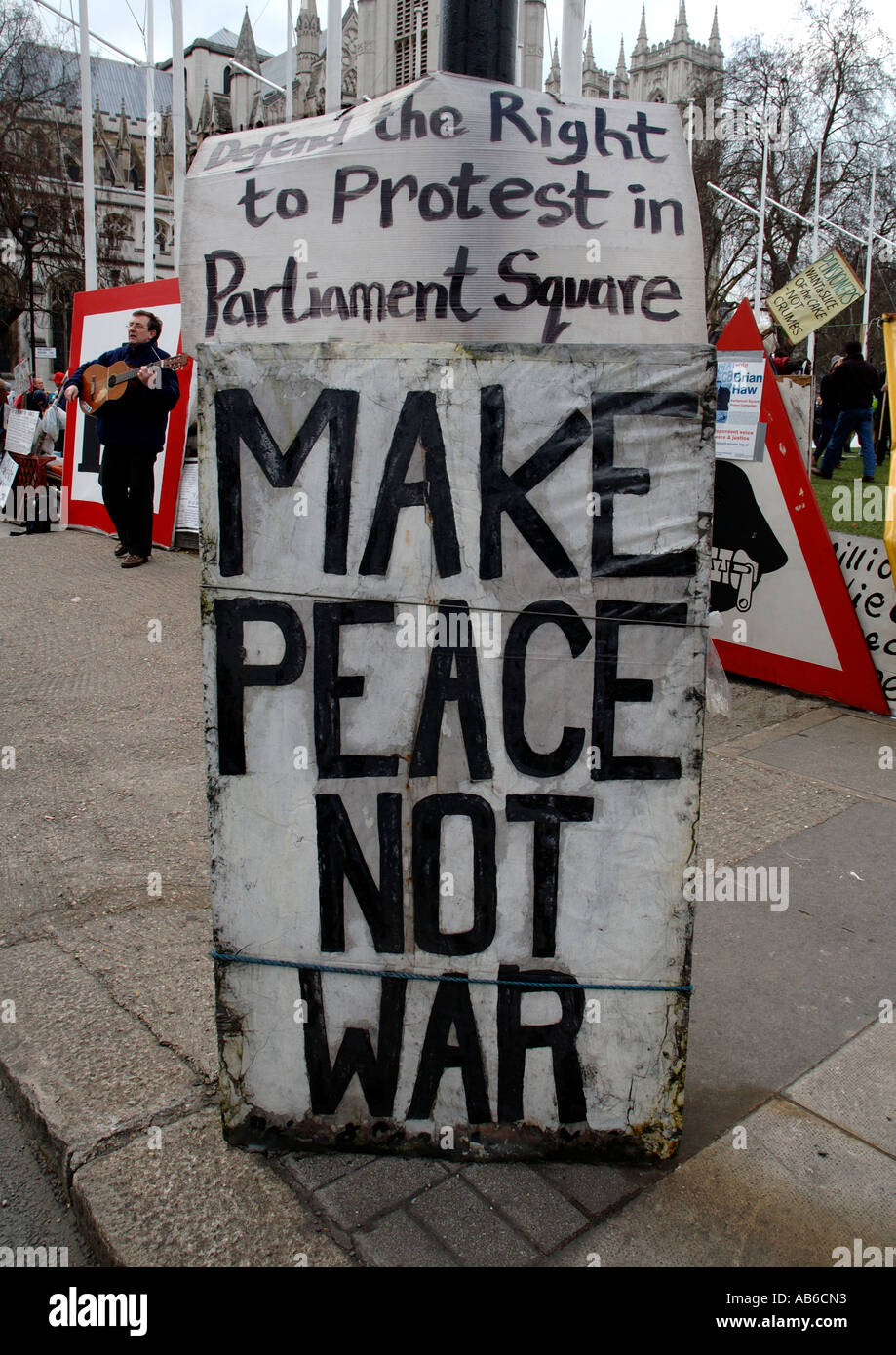 Brian Haw cinque anni di protesta in piazza del Parlamento al di fuori di Westminster. Foto Stock