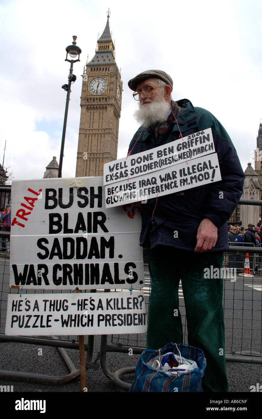 L'uomo protestava in piazza del Parlamento a Londra per chiedere al governo di fine occupazione dell'Iraq e di non invadere l'Iran Marzo 2006. Foto Stock