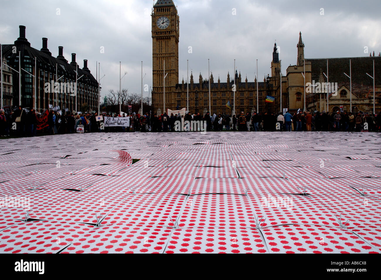 David gentleman organizzato 100.000 macchie rosse di sangue che deve essere prevista in piazza del Parlamento durante la dimostrazione di Londra la marcatura 3a Foto Stock