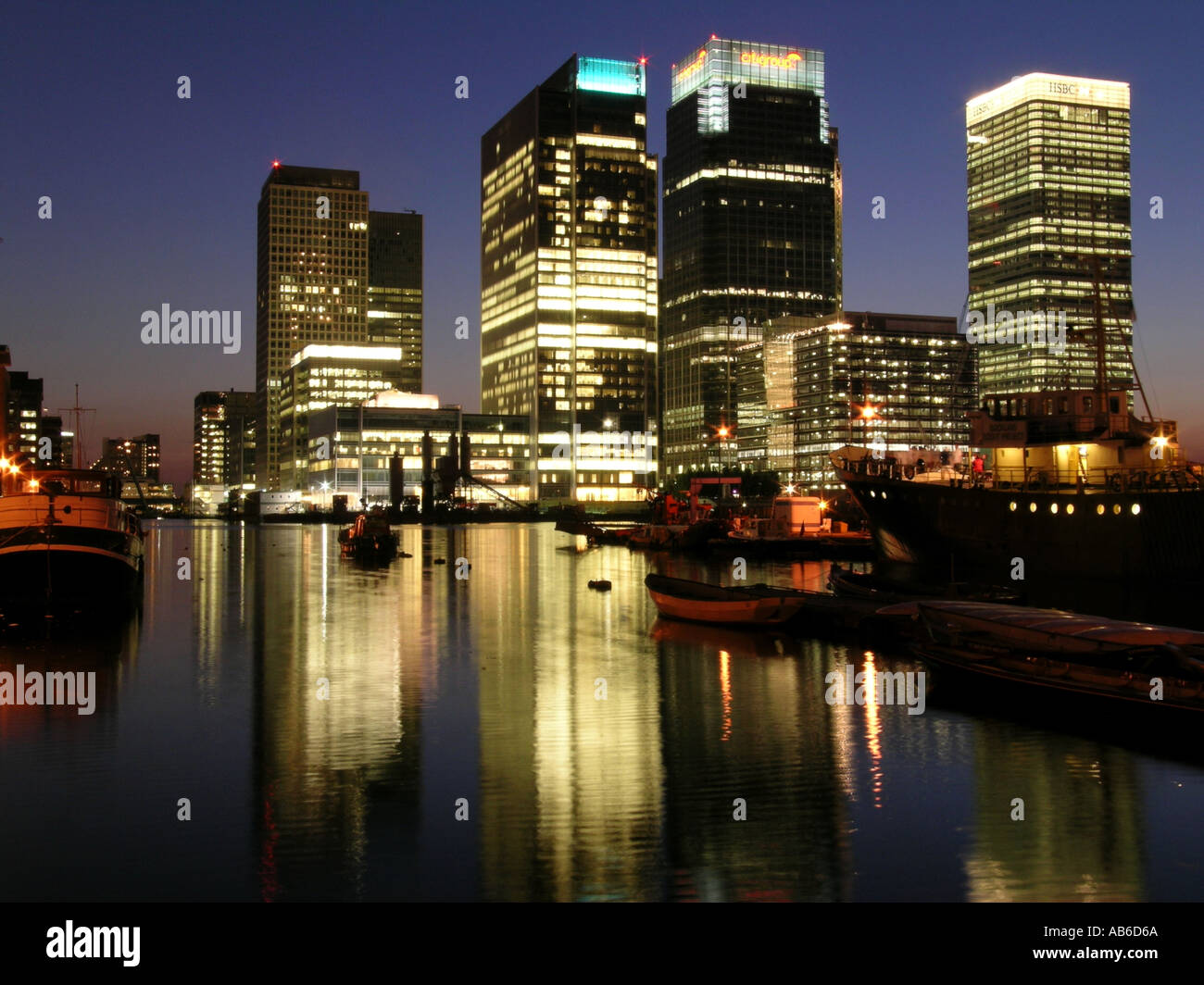 Canary Wharf uffici di notte Docklands Londra Inghilterra Regno Unito Regno Unito Regno Unito al tramonto la notte Foto Stock