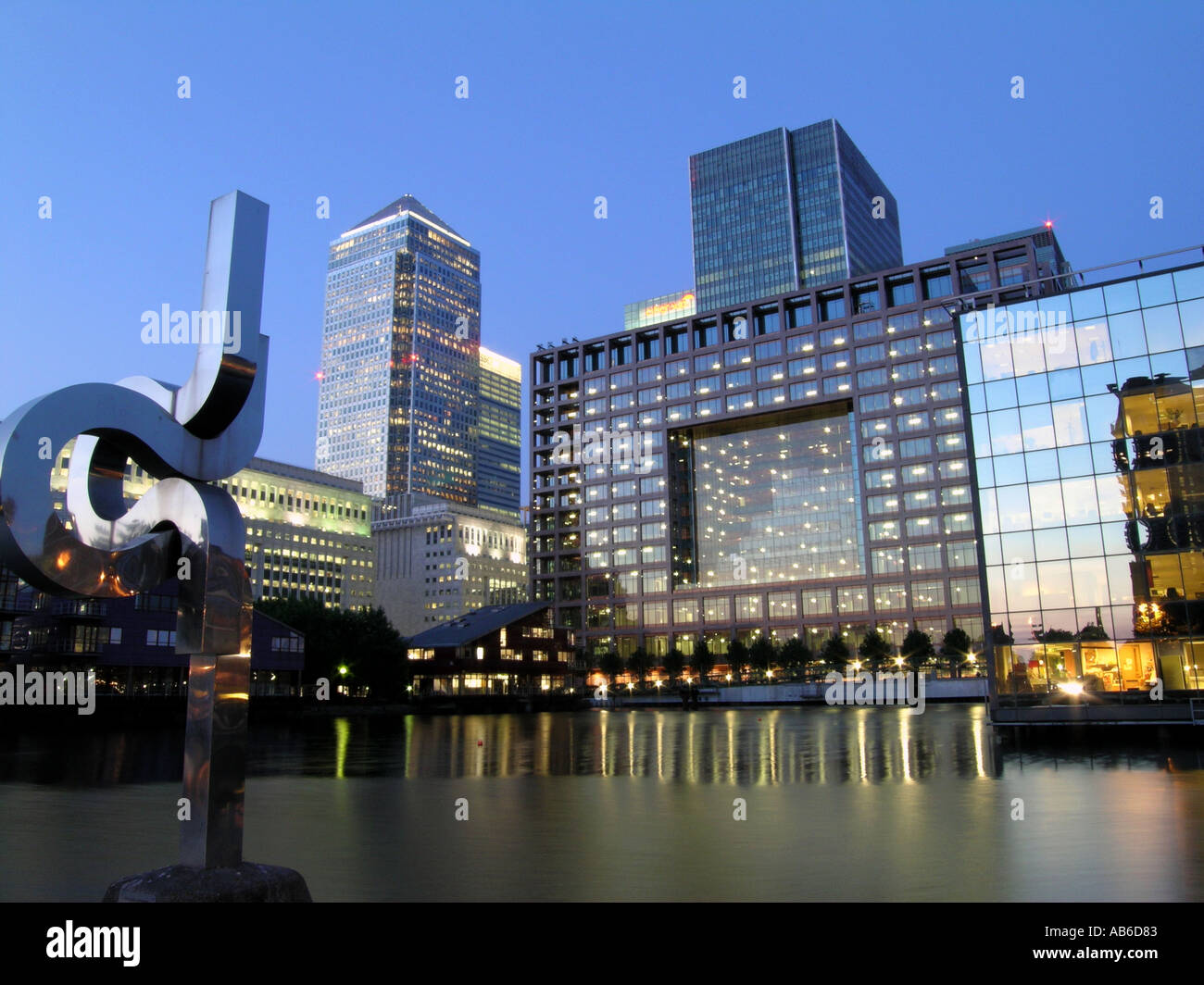 Canary Wharf Docklands Londra Inghilterra Regno Unito Regno Unito Regno Unito al tramonto la notte Foto Stock