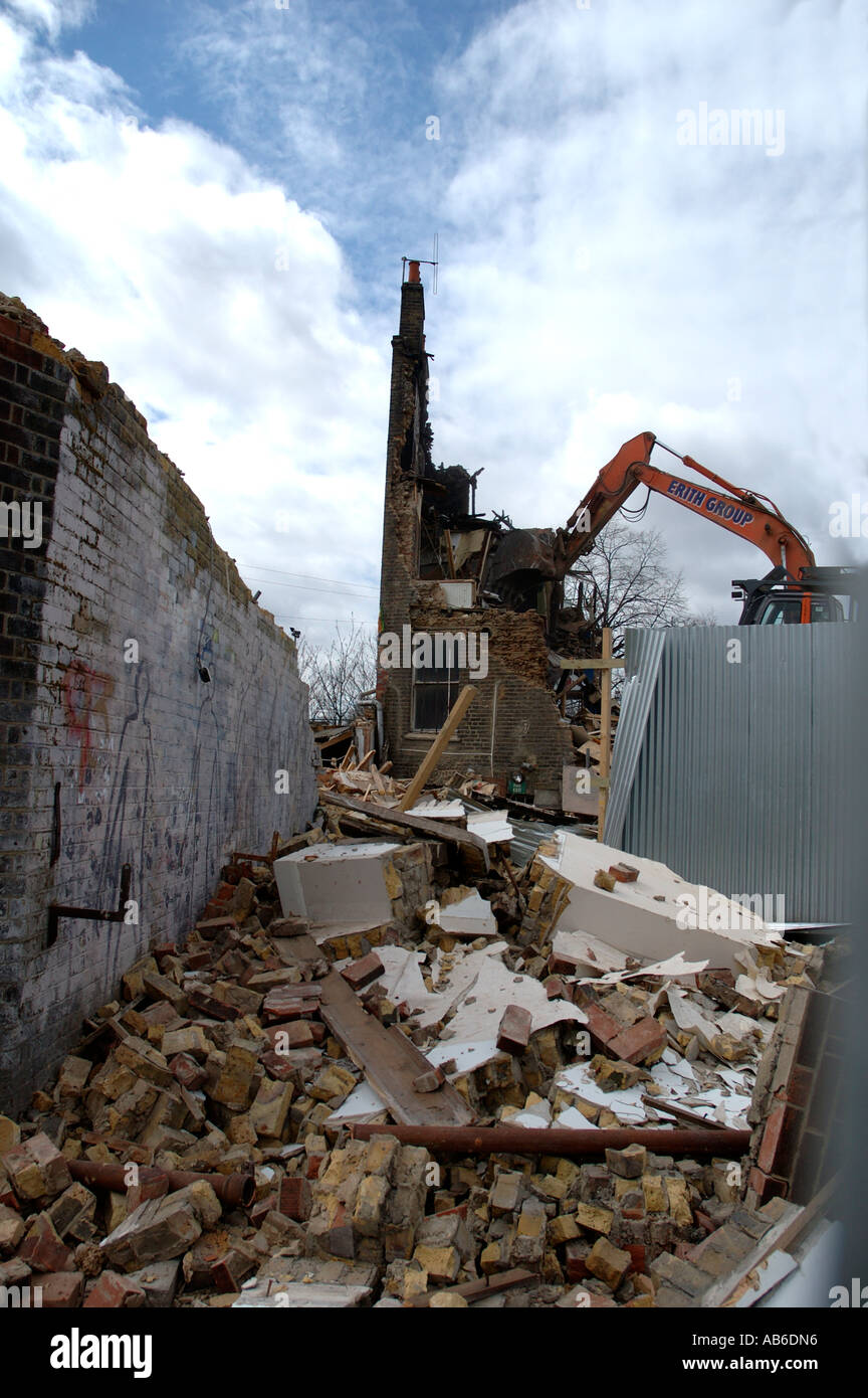 Consiglio di Lambeth scavatrice demolire l'ultima casa rimanenti Negusa Negast-3 da sant Agnese luogo Kennington una strada nel sud lo Foto Stock