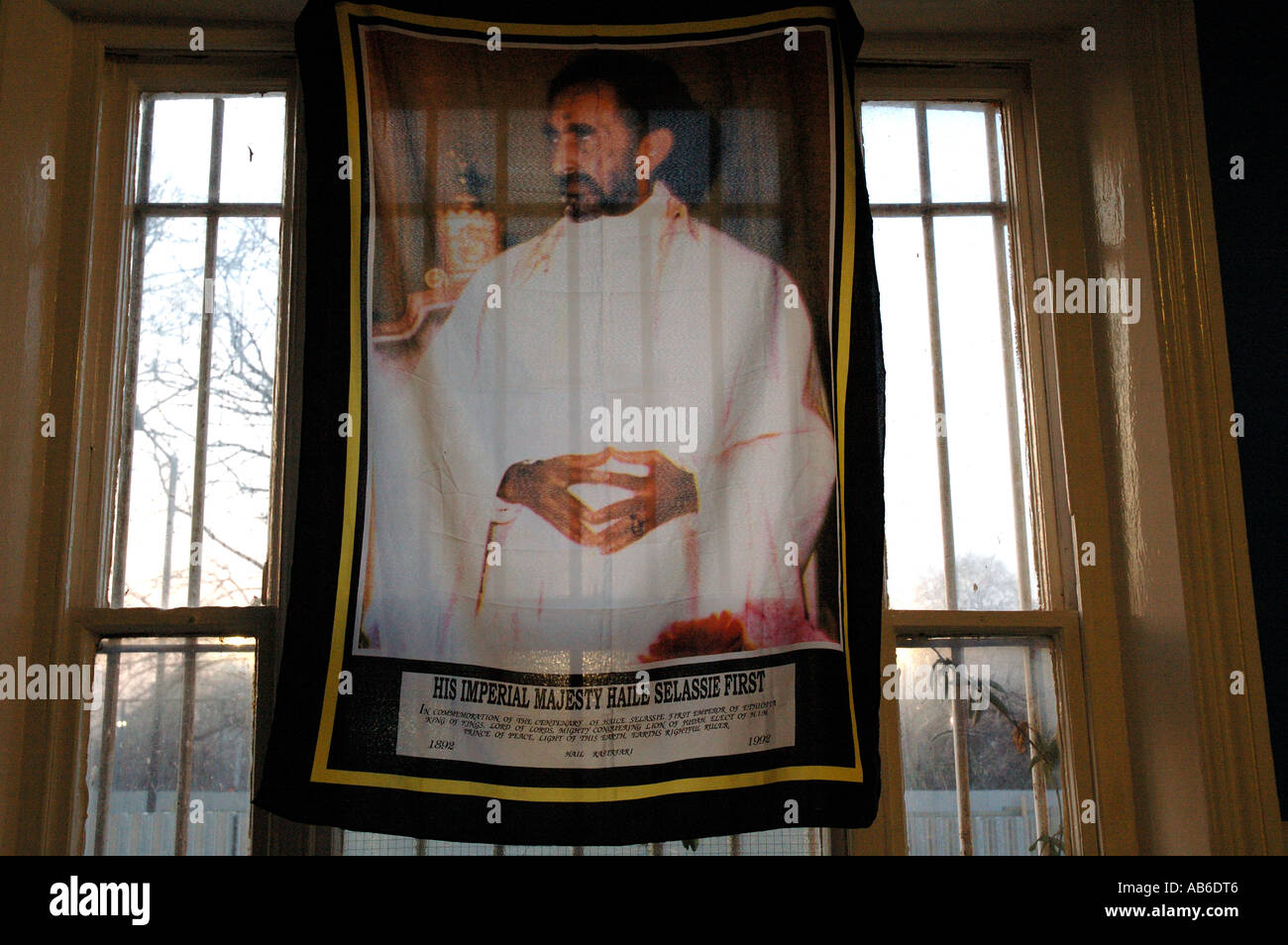 Banner di Sua Maestà Imperiale Haile Selassie appesi in Rastafarian comunità centro nel sud di Londra. Foto Stock