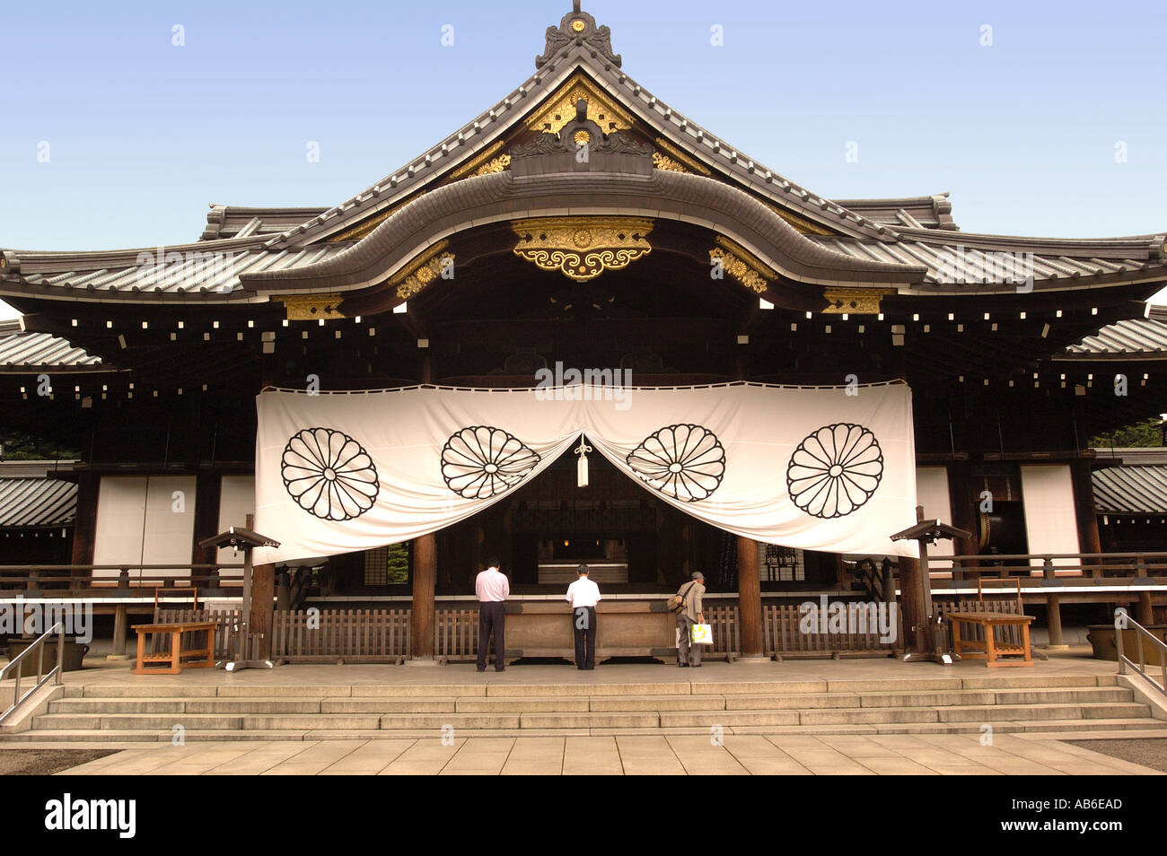 I visitatori a pregare al Santuario Yasukuni a Tokyo Giappone Foto Stock