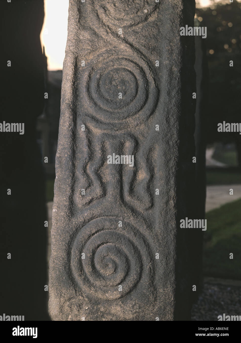 Celtic carving su uno dei tre anglo-Saxon Cross alberi nel sagrato della chiesa di Tutti i Santi Ilkley West Yorkshire Foto Stock