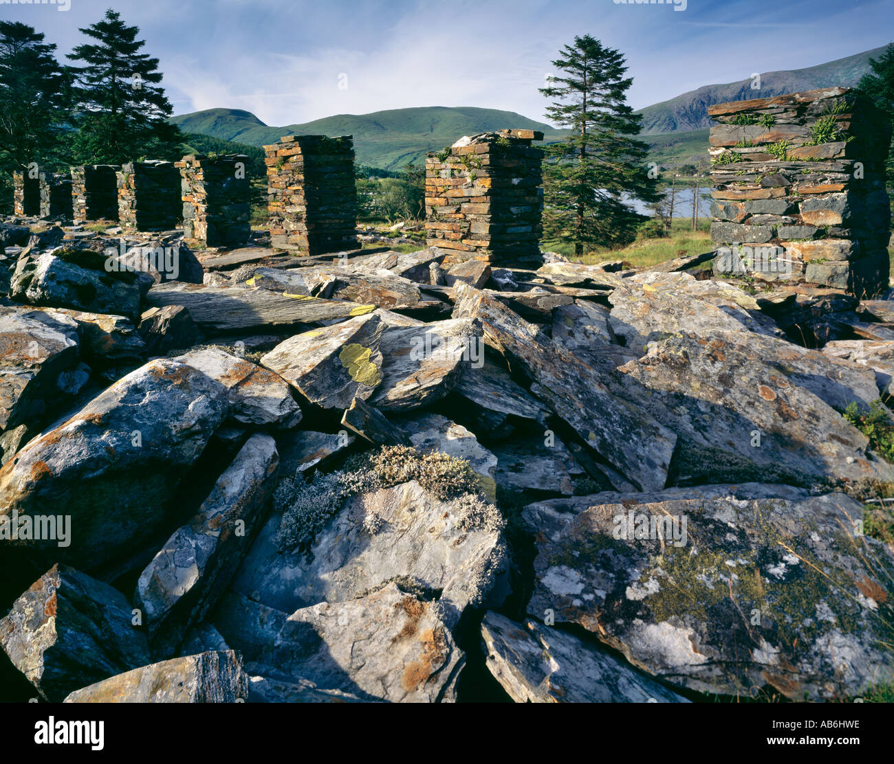 Quarry rimane a Llyn Y Gader. Parco Nazionale di Snowdonia. Galles Foto Stock