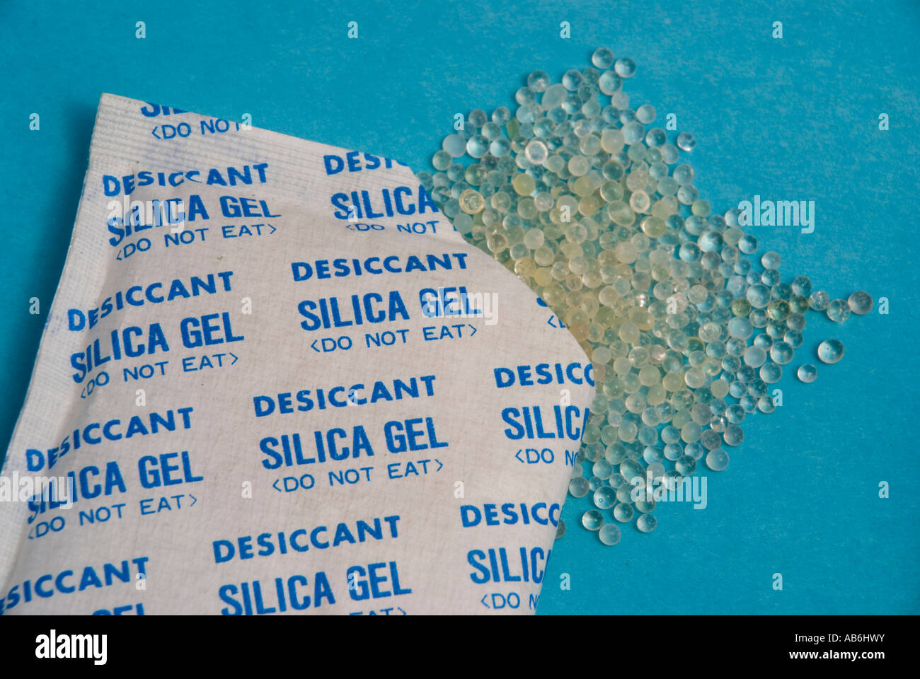 Pacchetto di gel di silice aperto che mostra i cristalli di gel utilizzati per la rimozione dell'umidità Foto Stock