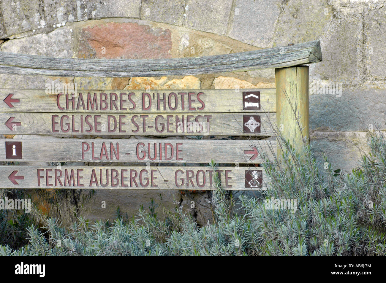 Informazioni cartelli segnaletici stradali Insegne Segnaletica per attrazioni Alloggio Alloggio Ristorante per gli ospiti turisti in Francia Foto Stock