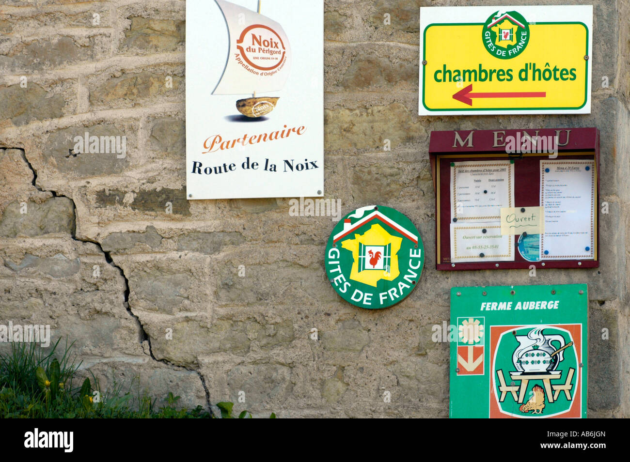 Informazioni cartelli segnaletici stradali Insegne Segnaletica per alloggio alloggio Gîte de France ristorante per gli ospiti turisti in Francia Foto Stock