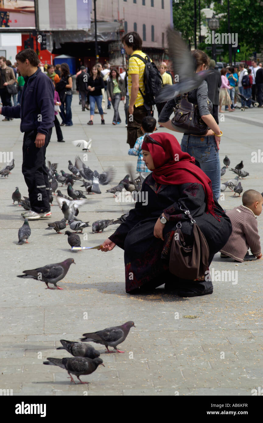 Alimentare i piccioni a Trafalgar Square Foto Stock