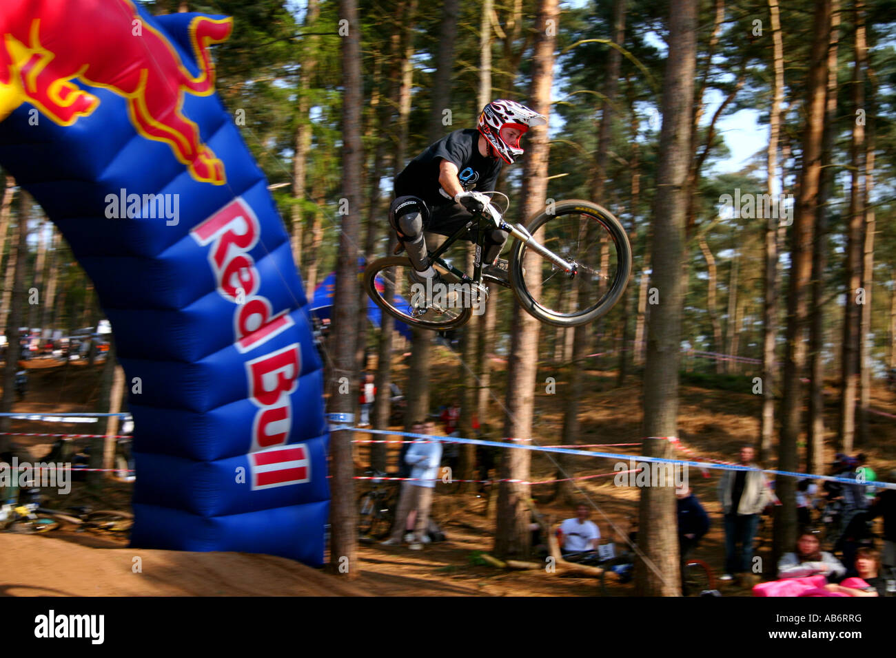 Un cavaliere si cancella un salto al server dei criteri di rete 4X round di campionato a Chicksands, Bedfordshire, 2007. Foto Stock