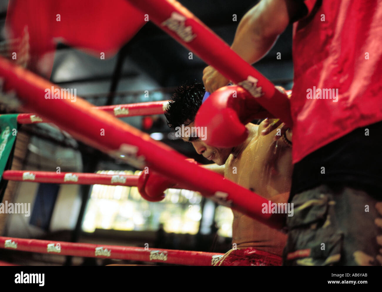 Un boxer si prende una pausa durante un Khmer Kick Boxing corrispondono a Phnom Penh Cambogia Foto Stock