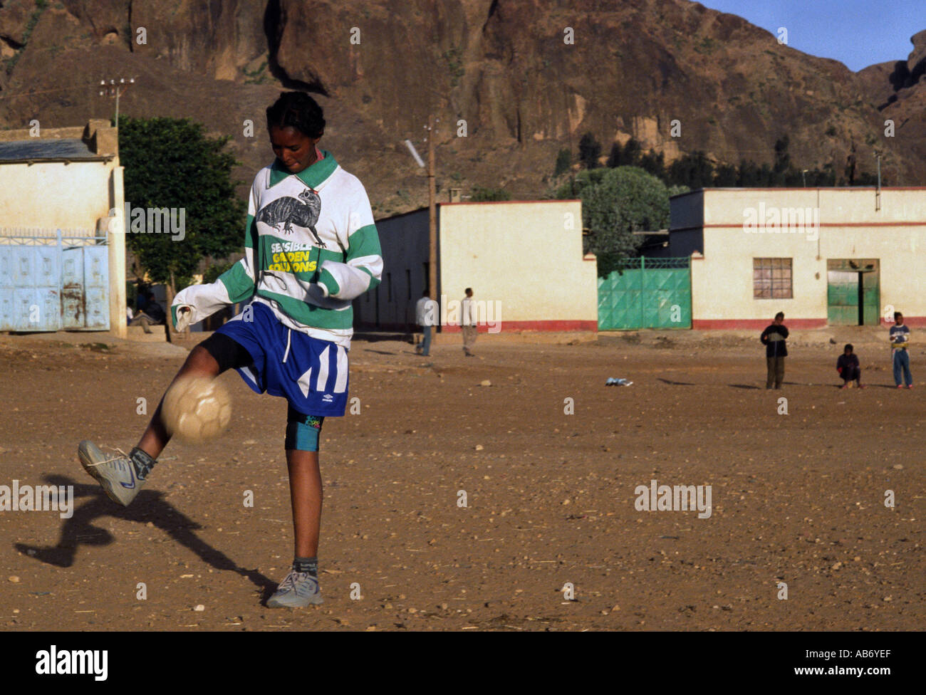 Una scuola di pratiche ragazza il suo calcio prima di classi iniziano in Senafé Eritrea Foto Stock