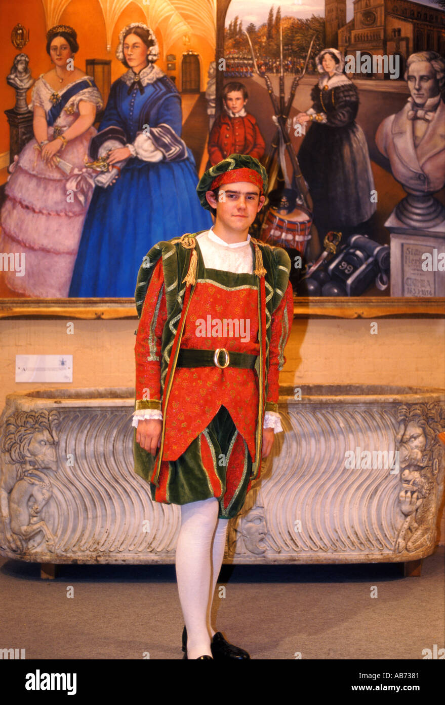 Un giovane uomo vestito in costume tradizionale Inghilterra Gran Bretagna  travel figura stile di vita medievale medioevo storico Foto stock - Alamy
