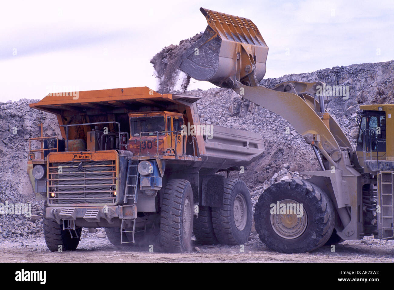 Cava di calcare Texada Isola, BC British Columbia, Canada - Caricatore Frontale carica 100 Ton Autocarro con cassone ribaltabile con pietra calcarea in miniera Foto Stock