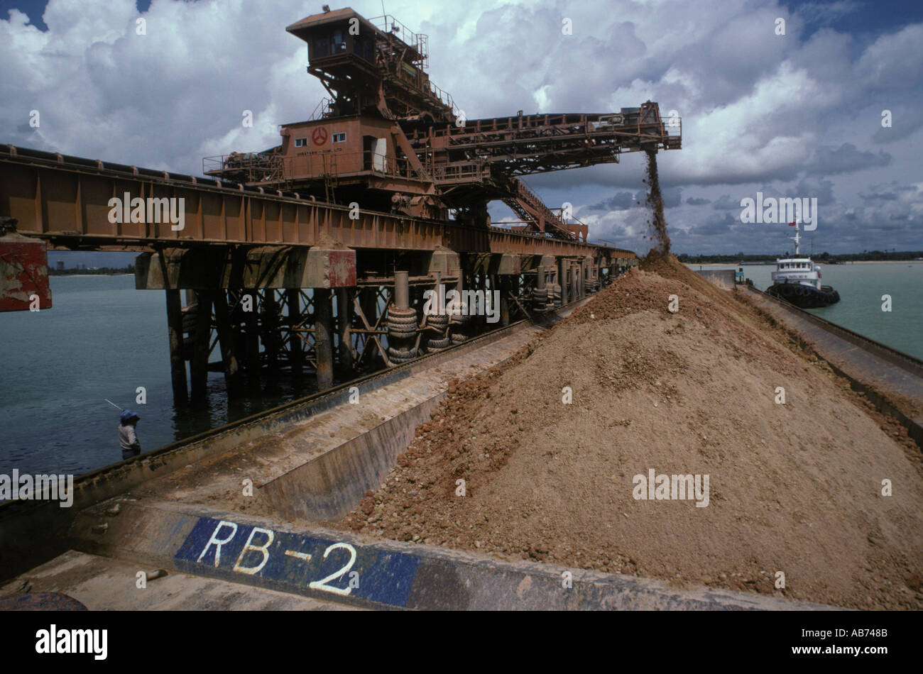 La terra di bonifica di Singapore è stata messa in enormi chiatte e si è spostata in diverse parti dell'isola. Circa settembre 1983 1980 HOMER SYKES Foto Stock