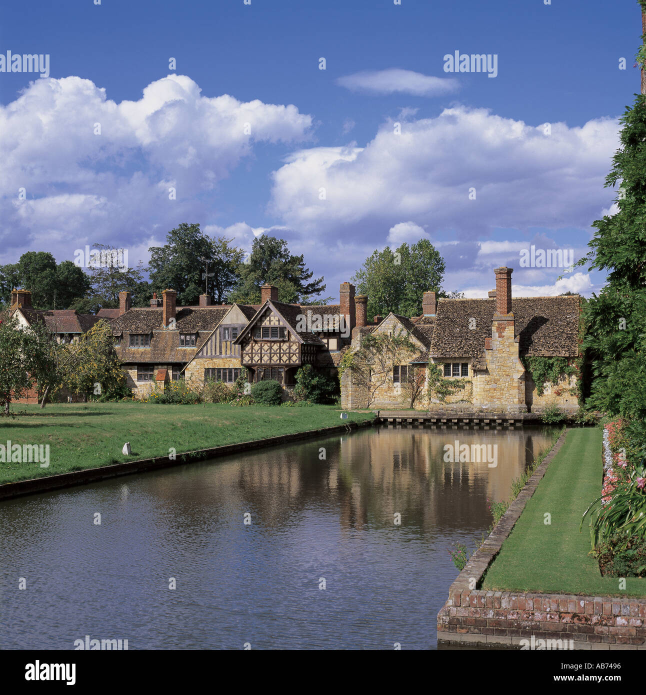 Case Tudor presso il castello di Hever Castle Kent England Foto Stock