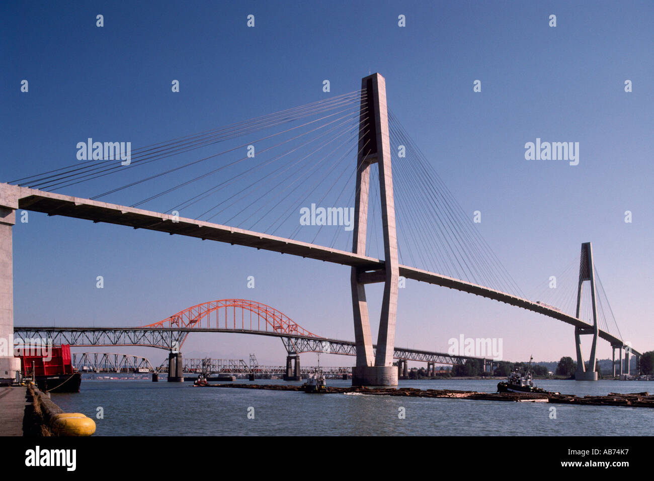 Ponti sul fiume Fraser, New Westminster e Surrey, BC, British Columbia, Canada - ponte sopraelevato, Pattullo Bridge Foto Stock