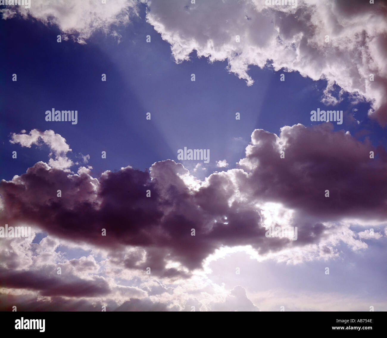Cumulus nuvole e sole raggi di burst Foto Stock