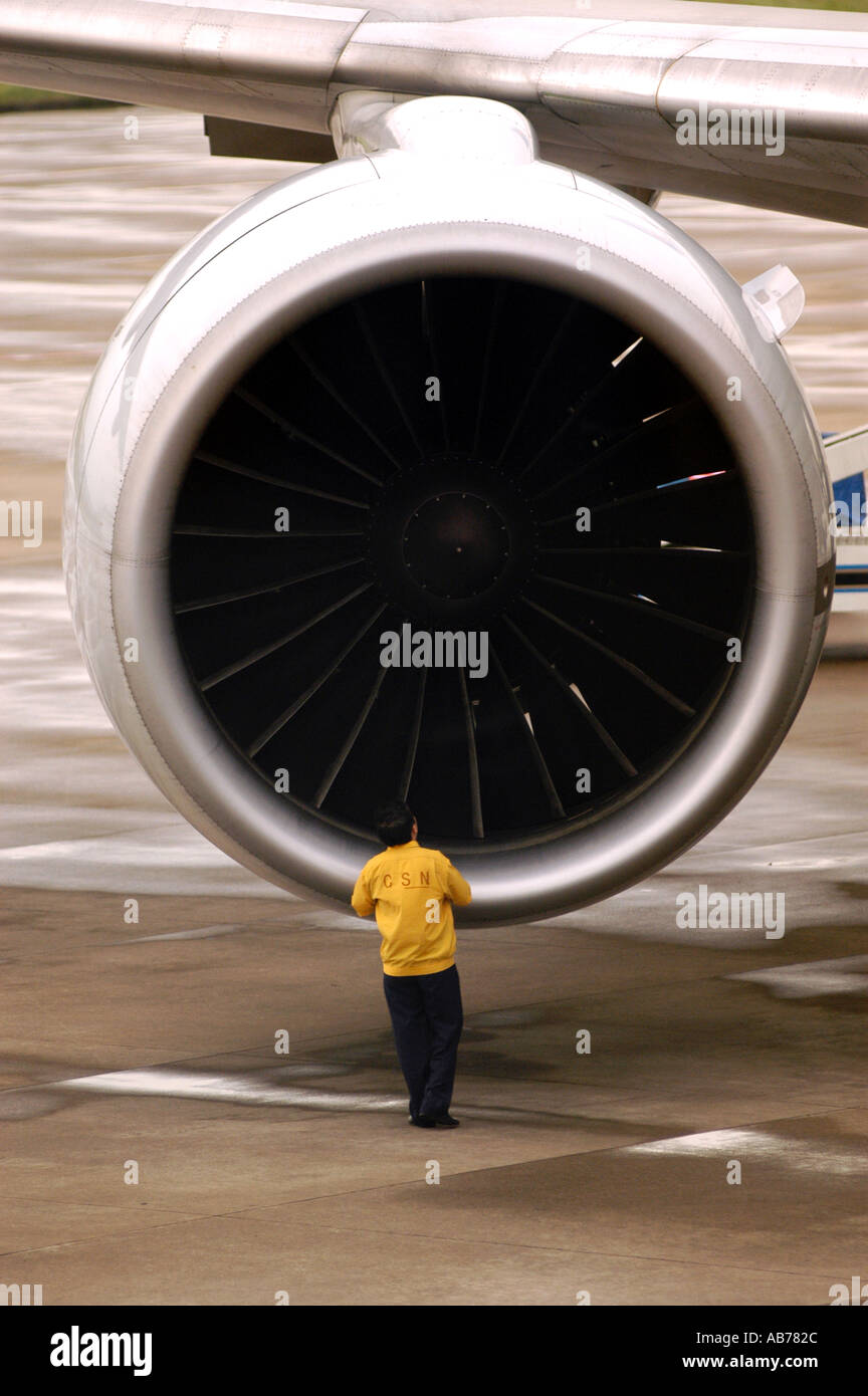Ispezionare il motore di un Boeing 777 presso l'aeroporto di Shenzhen in Cina Foto Stock