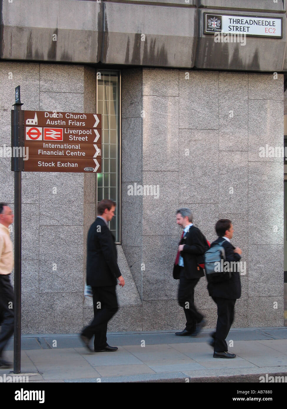I lavoratori cittadini rinunciano a Threadneedle Street, City of London e Square Mile, Londra, Inghilterra e Regno Unito Foto Stock