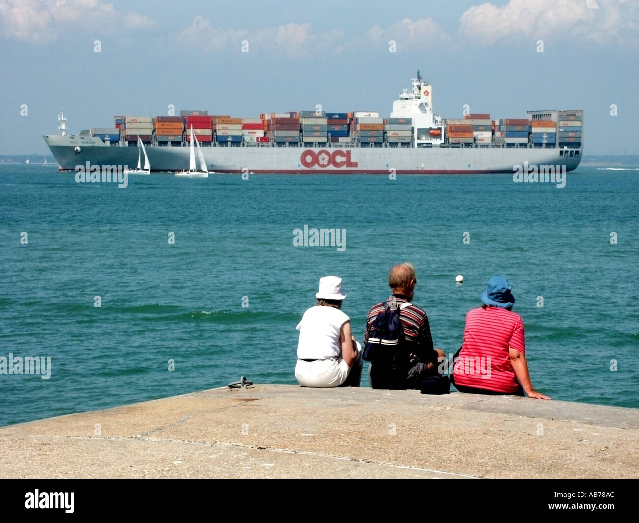 West Cowes Isle of Wight nave portacontainer OOCL nel Solent e spettatori Foto Stock