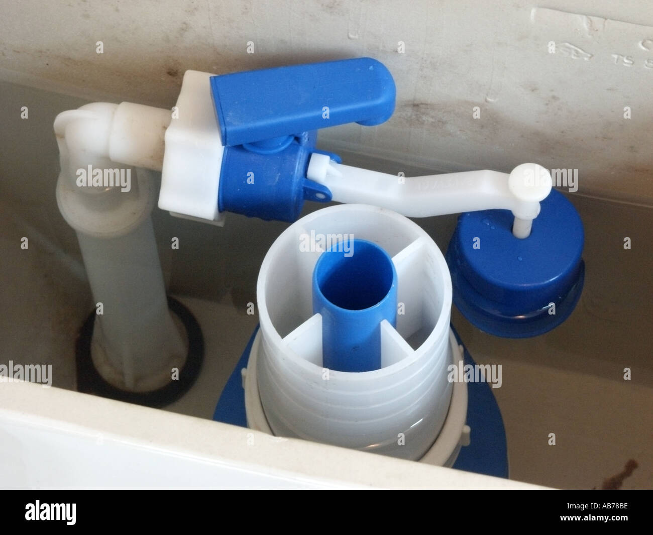 Stile moderno cina acqua cisterna di deposito per il lavaggio per WC tazza igienica o pan utilizza meno acqua per lavare il coperchio rimosso Foto Stock