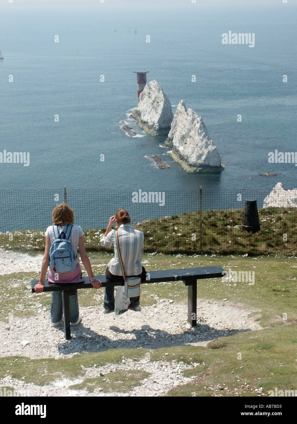 Gli aghi e il faro Isle of Wight IOW chalk pinnacoli sporgente fuori dal canale inglese visto dalla batteria Foto Stock