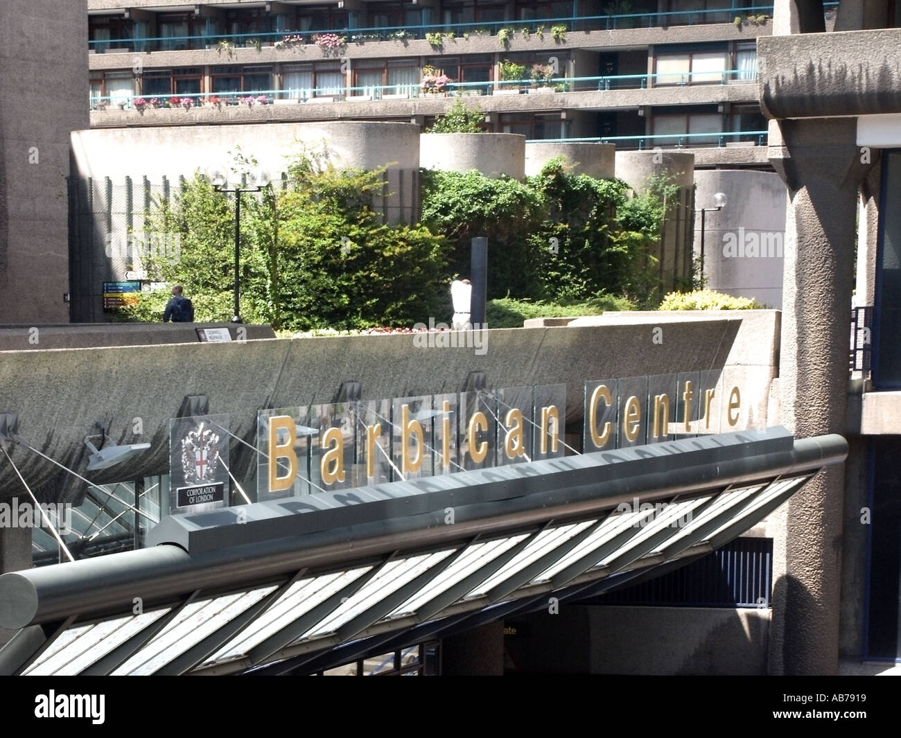 Il Barbican Centre ingresso al complesso delle arti che incorpora una sala da concerto due teatri tre cinema una libreria galleria d'arte Foto Stock