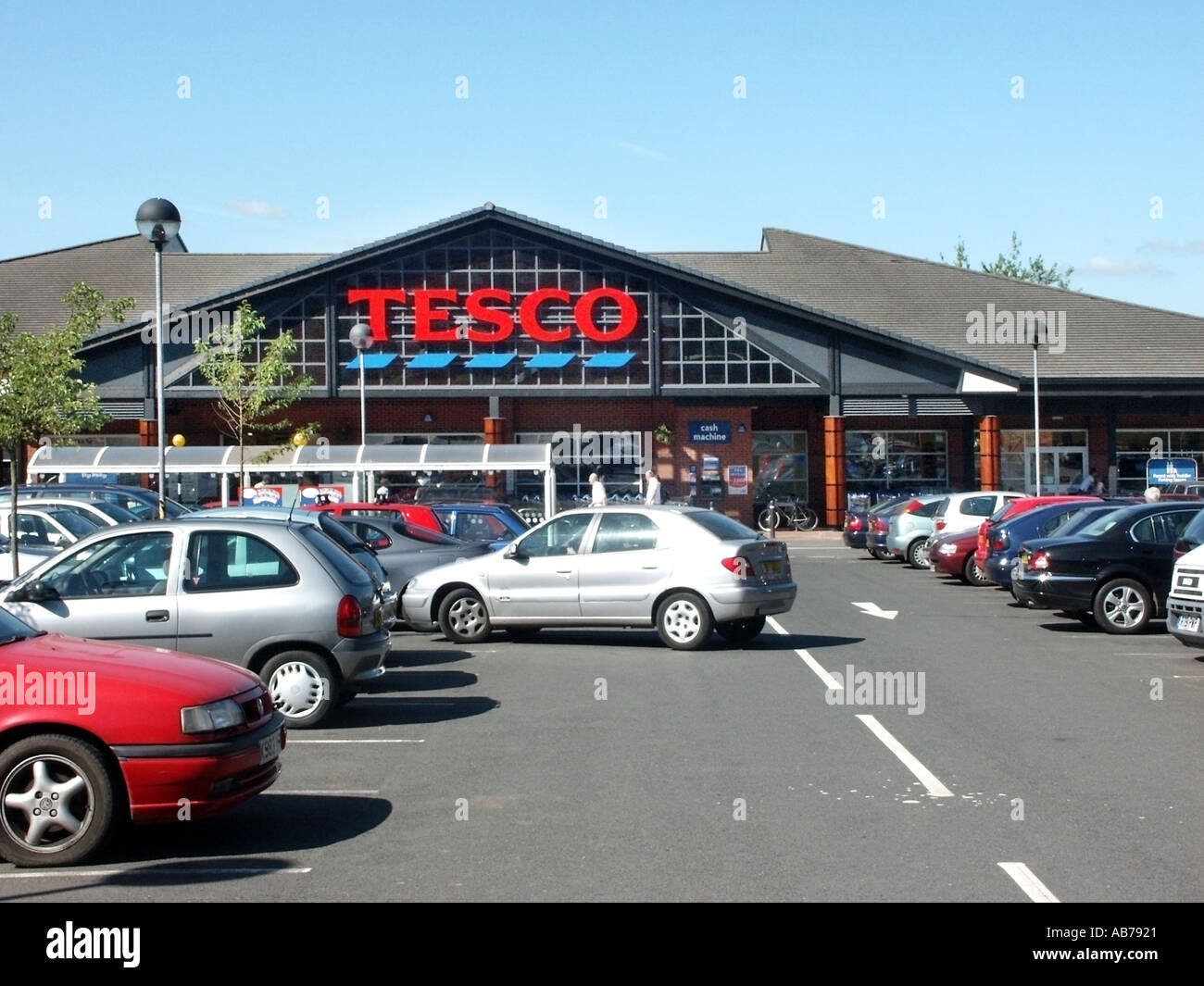 Ledbury Hereford Herefordshire più piccolo supermercato Tesco store nel paese di manovra auto nel parcheggio auto Foto Stock