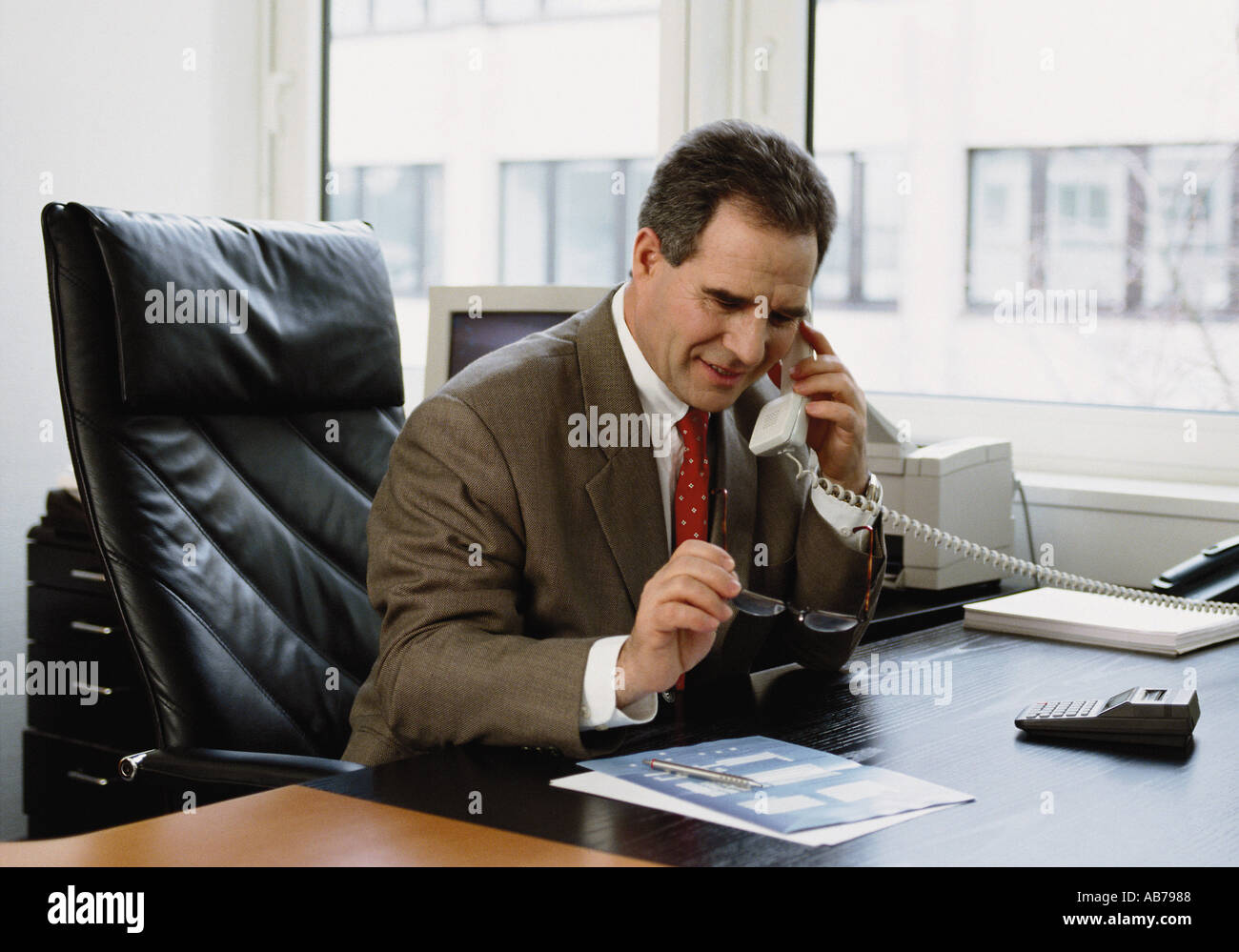 Imprenditore sul telefono Foto Stock