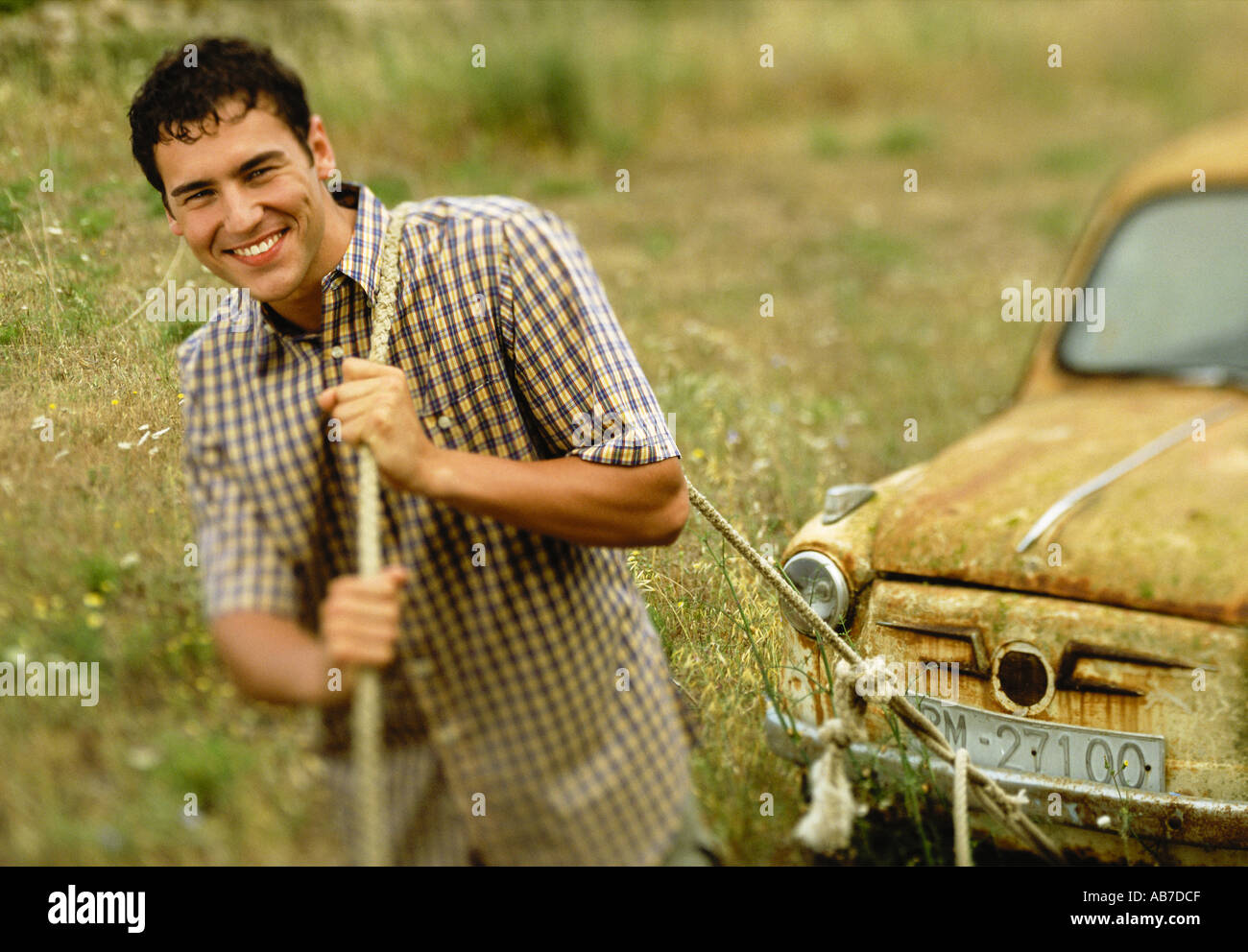 Uomo che tira auto Foto Stock