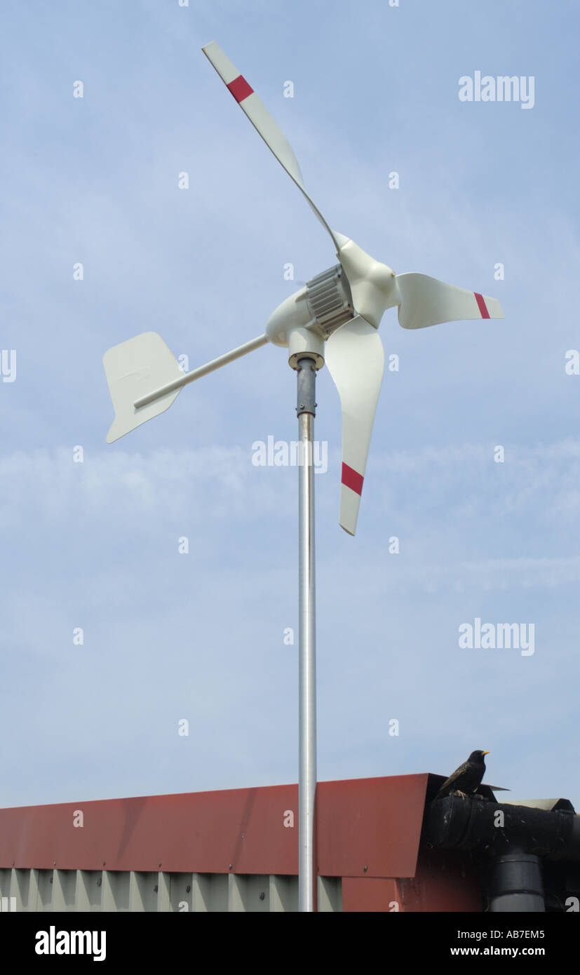 Micro Turbine eoliche sul tetto dei motori Powertech Ltd a Ferndown Dorset Inghilterra Foto Stock