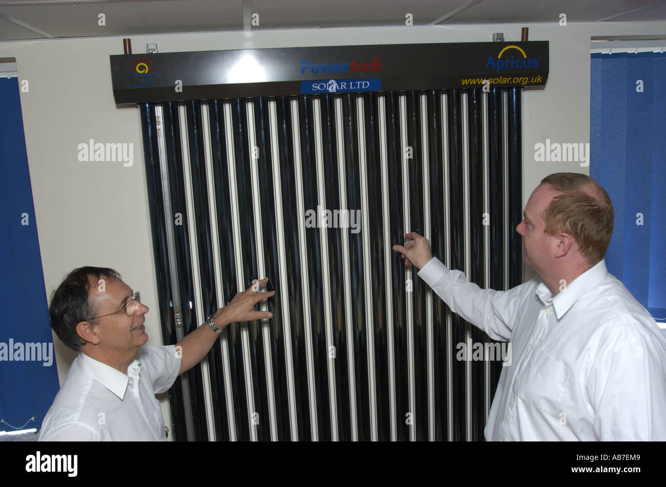 Essendo Techinicians instucted nell'installazione e uso di micro turbine eoliche e altri micro power systems Powertech a energia solare Foto Stock