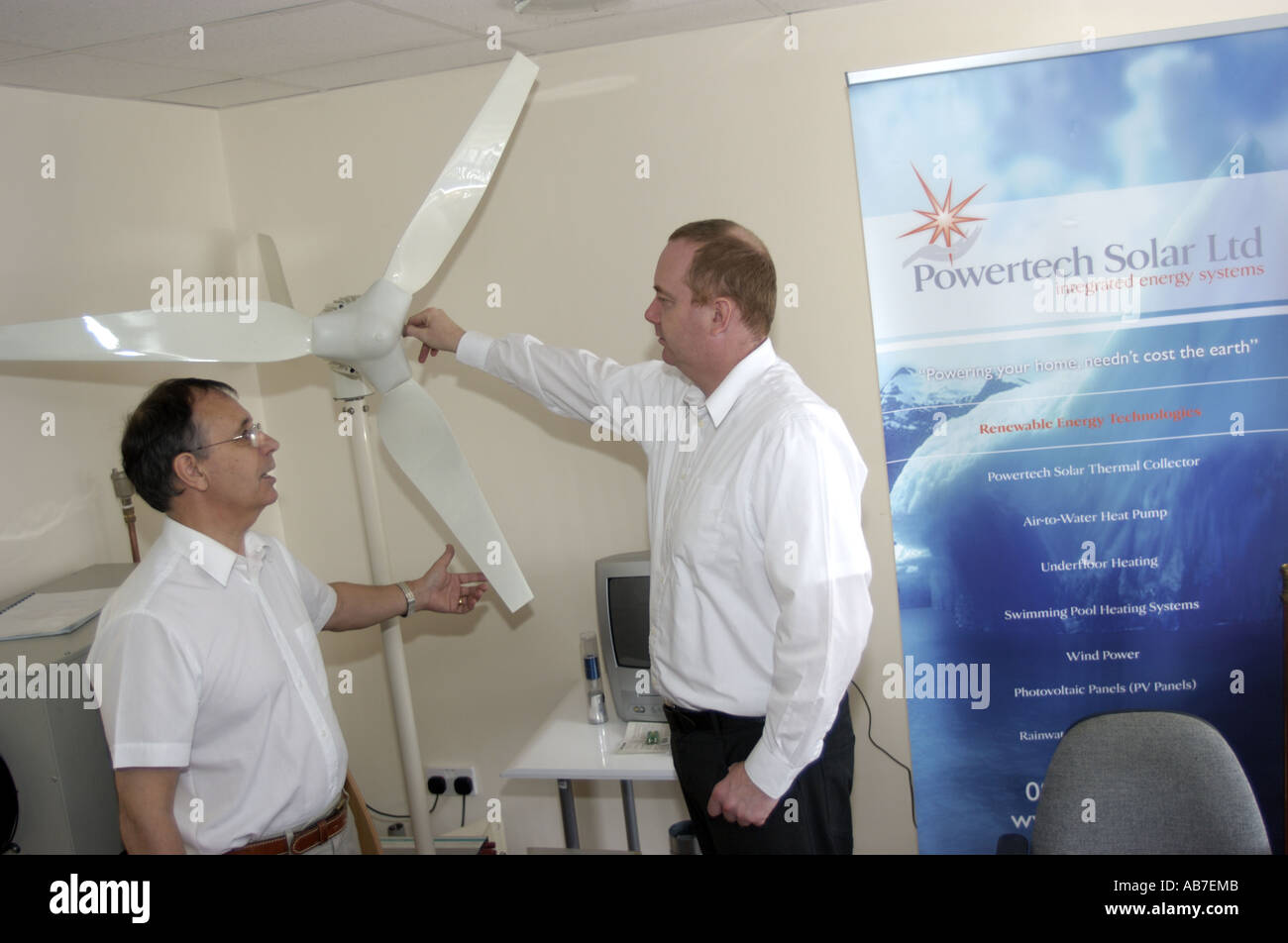 Essendo Techinicians instucted nell'installazione e uso di micro turbine eoliche e altri micro power systems Powertech a energia solare Foto Stock