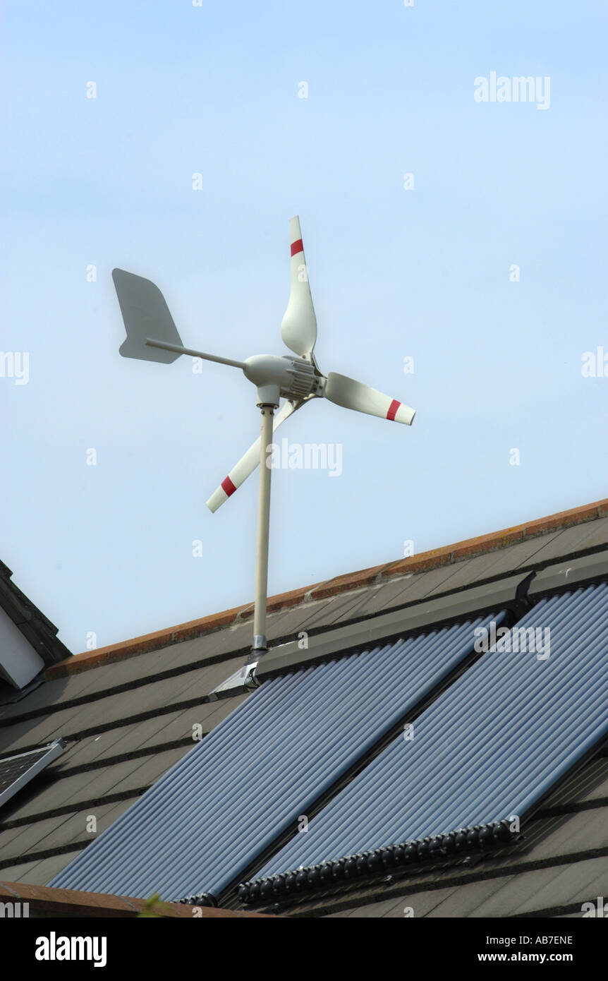 Micro Turbina Eolica fotovoltaica solare ed evacuato tubi solari sul tetto di casa a Ferndown Dorset Inghilterra Foto Stock