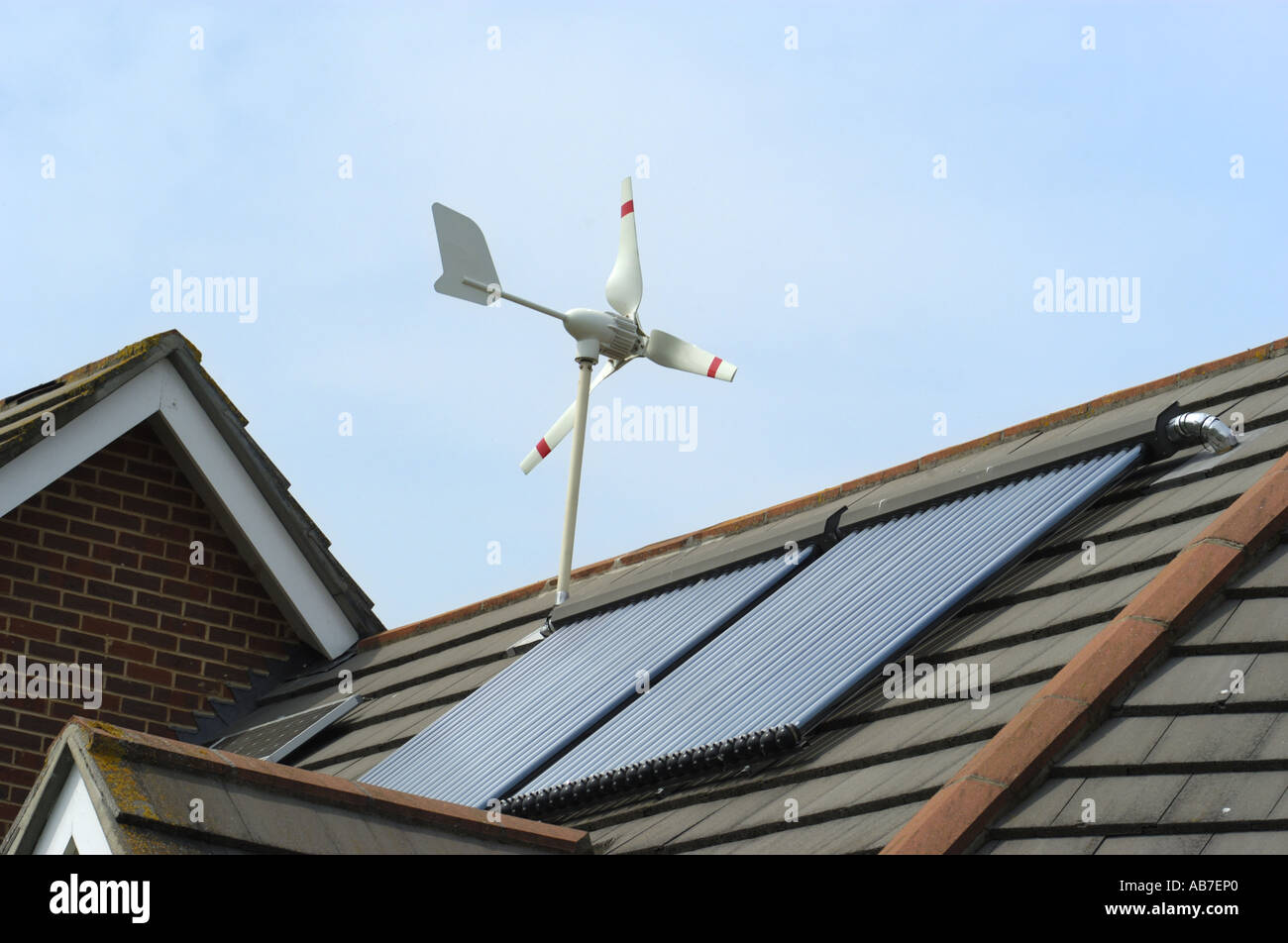 Micro Turbina Eolica fotovoltaica solare ed evacuato tubi solari sul tetto di casa a Ferndown Dorset Inghilterra Foto Stock